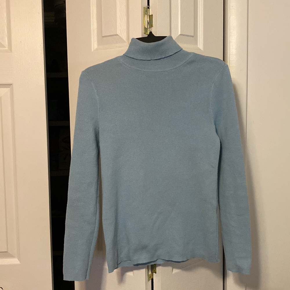 CHICO’S BLUE TURTLENECK SWEATER
